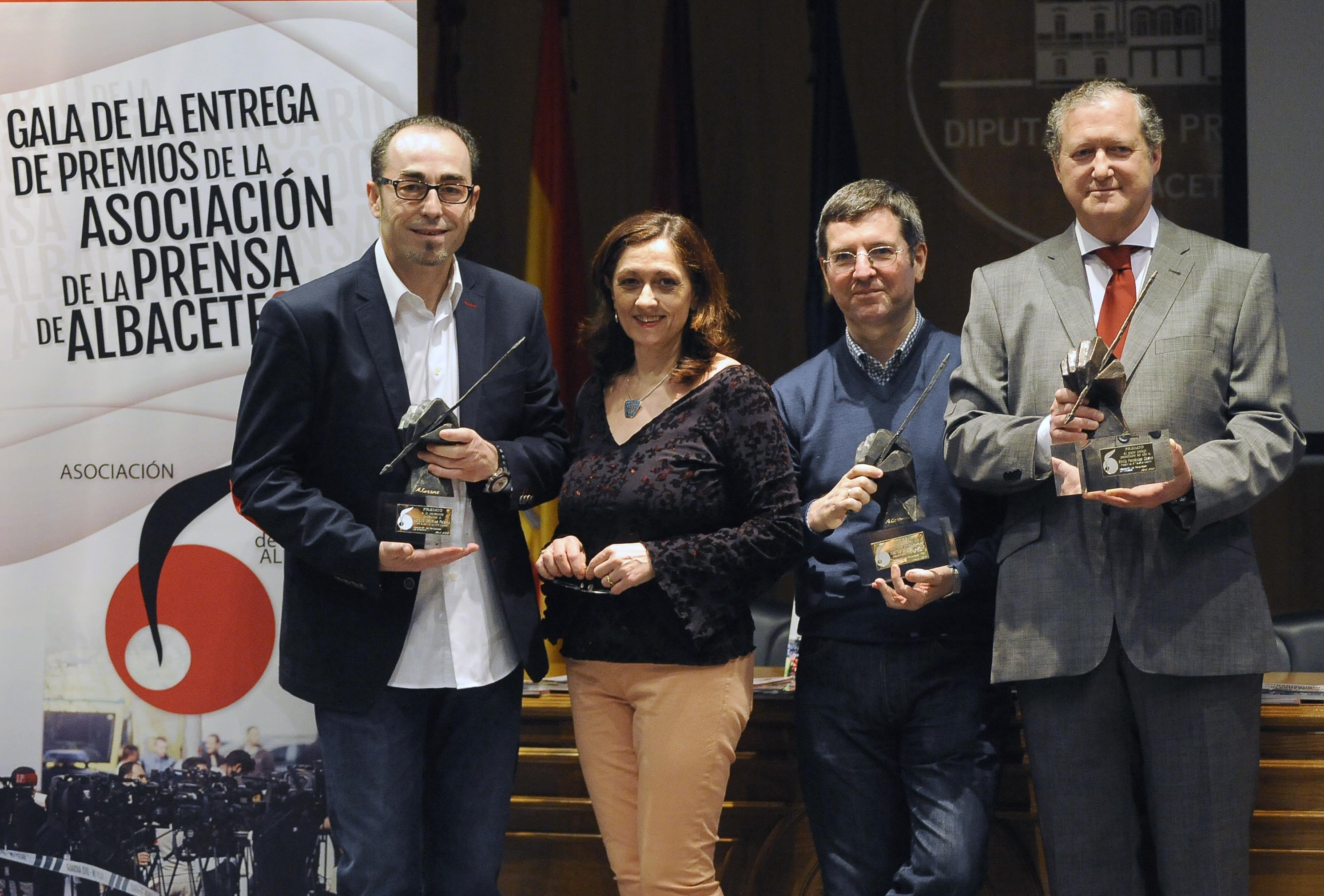 La presidente de la APAB, Mari Carmen Benítez, junto a los premiados. Foto: APAB